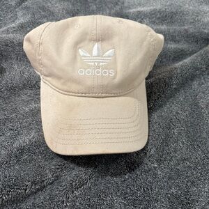 Beige Adidas hat